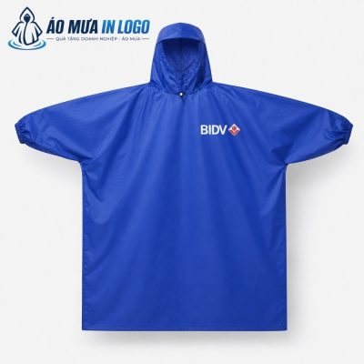 Mặt trước áo mưa bít AM-DB05 màu xanh dương đậm trải phẳng trên nền trắng làm nổi bật logo BIDV màu trắng đỏ ở ngực trái.