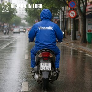 Mặt lưng áo mưa in logo Vinamilk kích thước lớn tăng độ nhận diện thương hiệu ngoài đường phố