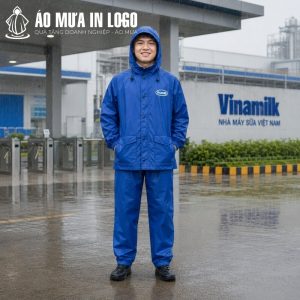 Nam nhân viên mặc bộ áo mưa AM-TB04 đứng trước nhà máy sữa trong thời tiết mưa nhẹ