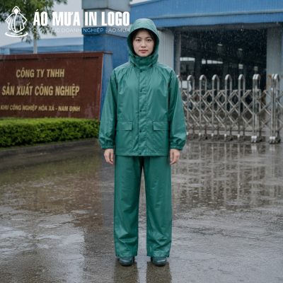Nữ công nhân tự tin diện bộ áo mưa bảo hộ AM-TB06 trước cổng nhà máy