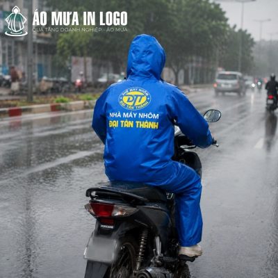 Mặt sau áo mưa in logo Đại Tân Thành kích thước lớn tăng độ nhận diện thương hiệu trên đường phố