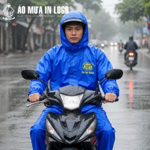 Nam nhân viên mặc bộ áo mưa vải dù in logo Đại Tân Thành tự tin lái xe máy dưới mưa
