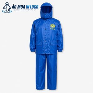 Mặt trước bộ áo mưa vải dù với thiết kế cúc bấm chắc chắn và hai túi hông tiện lợi