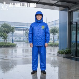 Nhân viên mặc bộ áo mưa Đại Tân Thành chụp ảnh lưu niệm tại khuôn viên nhà máy
