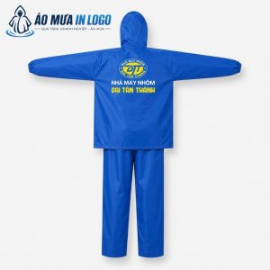 Mặt sau của áo mưa bộ với thiết kế tay áo rộng rãi thoải mái khi vận động