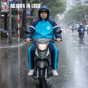 Người điều khiển xe máy mặc bộ áo mưa di chuyển an toàn dưới trời mưa lớn