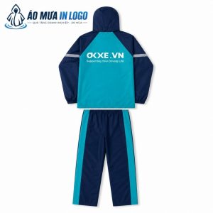 Mặt sau của bộ quần áo mưa in logo thương hiệu nổi bật