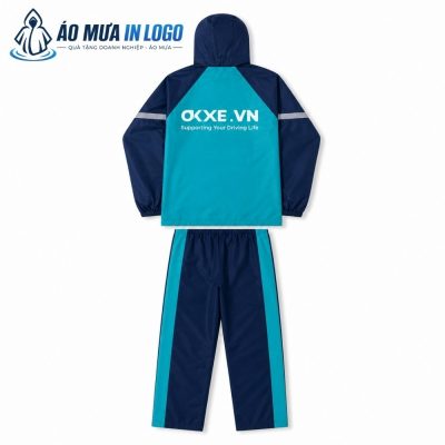 Mặt sau của bộ quần áo mưa in logo thương hiệu nổi bật