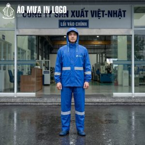 Người mẫu mặc bộ quần áo mưa VNPT đứng trước cổng nhà máy sản xuất