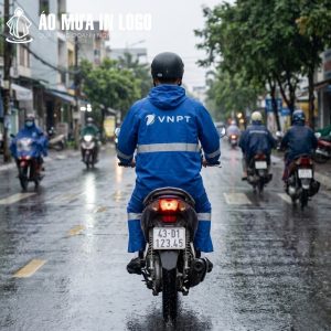 Góc nhìn từ phía sau người mẫu lái xe máy dưới mưa làm nổi bật logo VNPT và dải phản quang