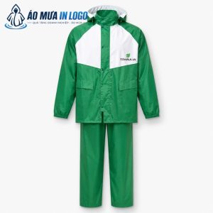 Mặt trước bộ quần áo mưa với thiết kế khóa kéo và cúc bấm bảo vệ kép