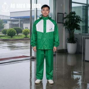 Nam nhân viên văn phòng đứng ở sảnh tòa nhà dưới trời mưa lớn trong bộ quần áo mưa AM-TB02