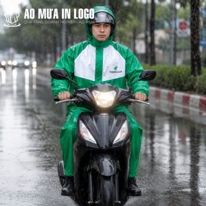 Người điều khiển xe máy di chuyển an toàn dưới trời mưa lớn với phần ngực phối màu trắng nổi bật