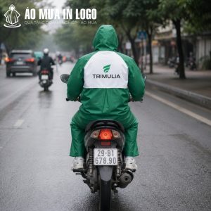 Mặt sau áo mưa nổi bật với mảng phối màu trắng lớn giúp hiển thị logo thương hiệu rõ nét từ xa