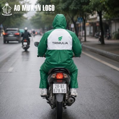 Mặt sau áo mưa nổi bật với mảng phối màu trắng lớn giúp hiển thị logo thương hiệu rõ nét từ xa