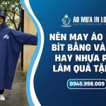 Lựa chọn giữa áo mưa bít bằng vải dù hoặc vải nhựa pvc